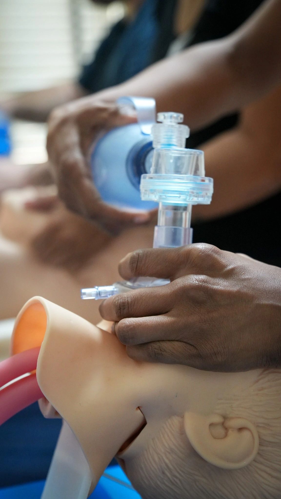 Equipe de emergência treinando dispositivos extraglóticos no PROTEM