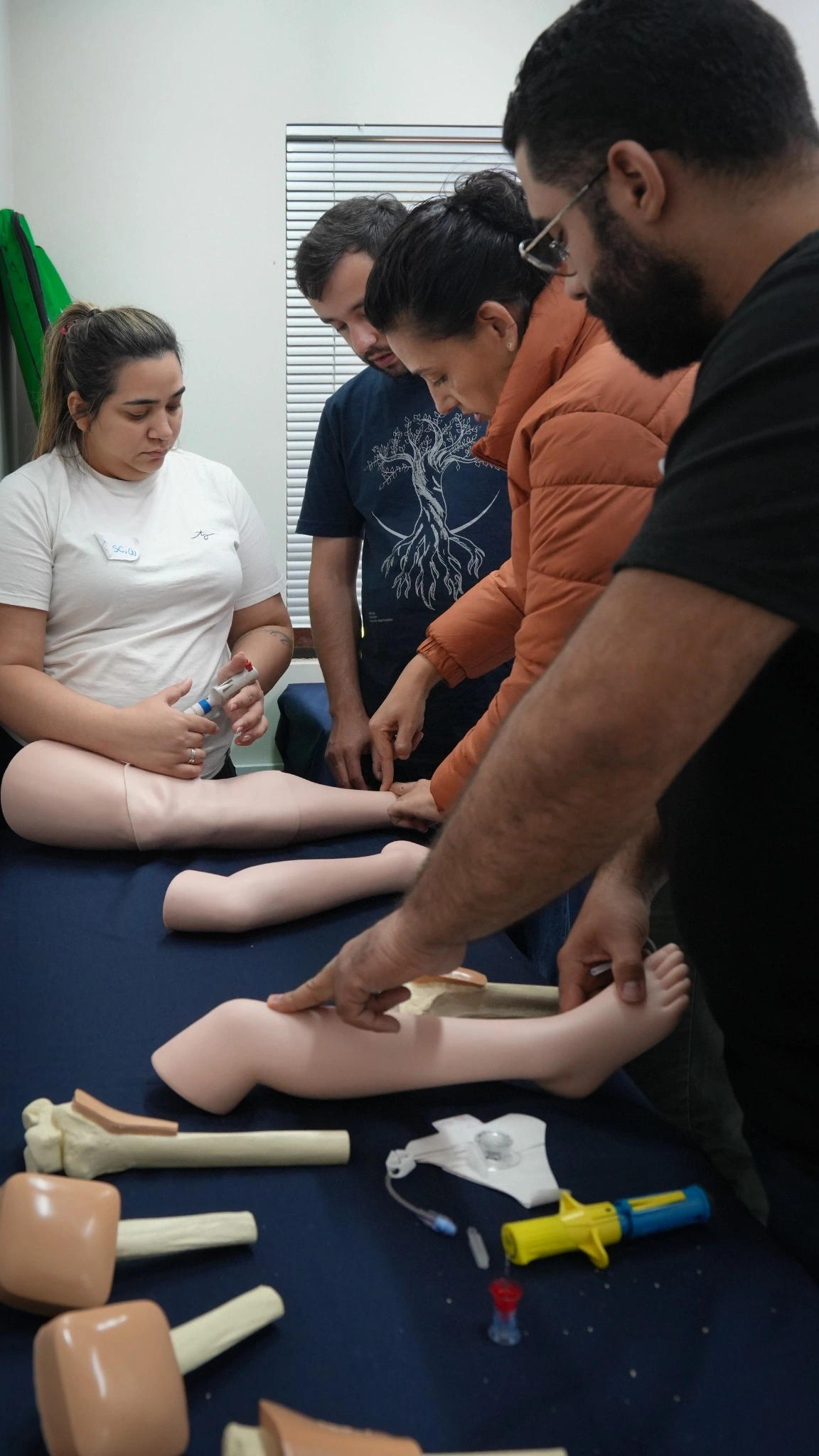 Demonstração prática de acesso intraósseo durante o curso PROTEM