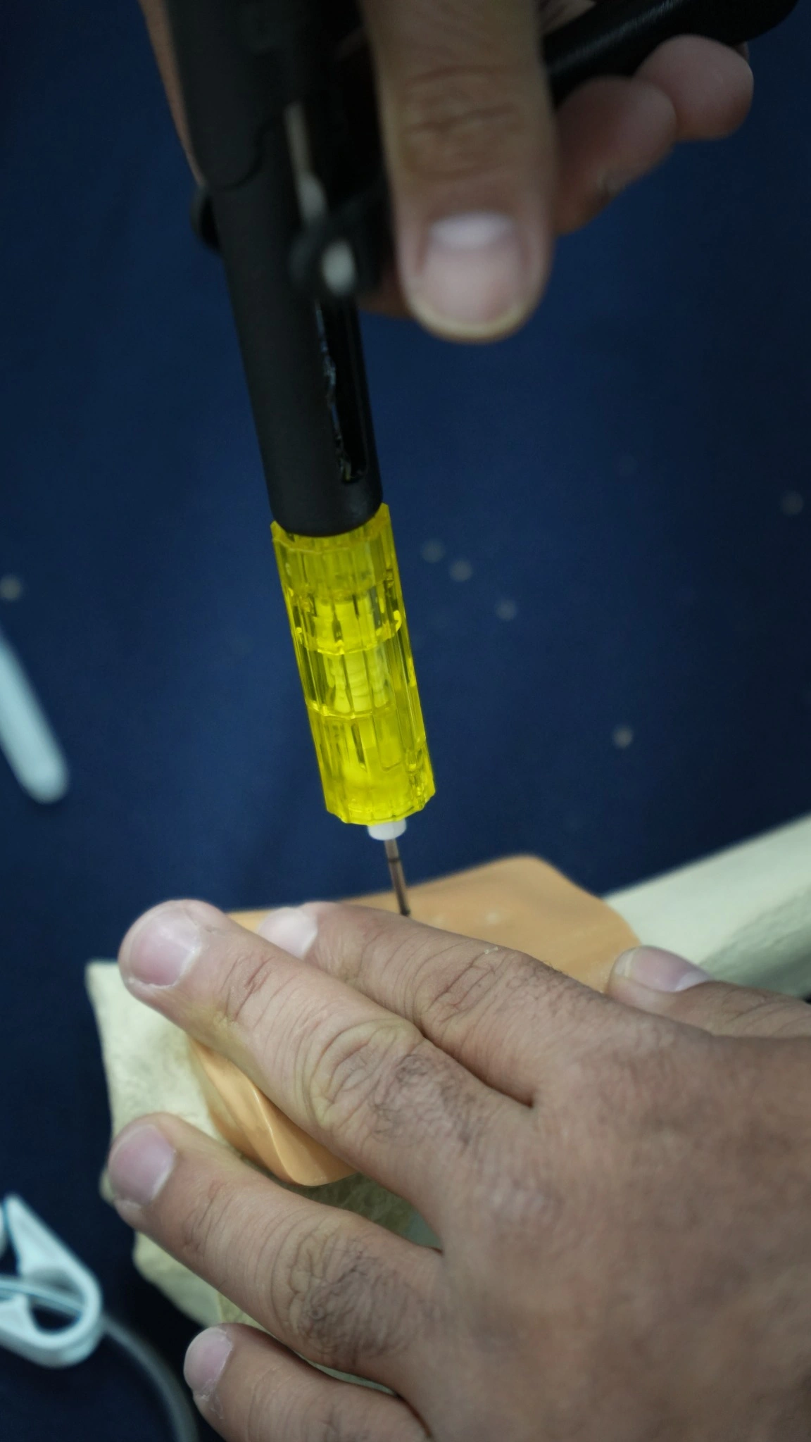 Treinamento de acesso intraósseo no curso PROTEM